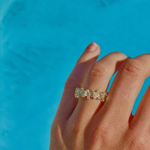 18k Guldplätering ring - Våra finaste ringar är tillbaka i lager med diamanter i blommorna som skimrar så fin! Perfekt till sommarens alla festligheter! Ringarna är pläterade i 18k och stainless steel som huvudmaterial. Ringarna är även justerbara så de passar alla!🌸💗☀️
