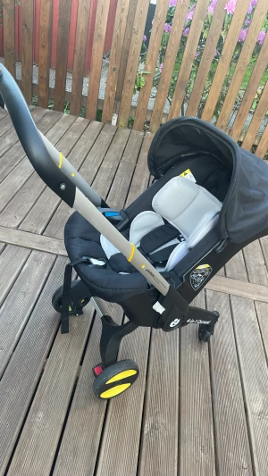 Barnvagn/ bilbarnstol  - Jag säljer min barnvagn då den endast legat i mitt förrad, den är helt oanvänd. Den funkar som en bilbarnstol och en barnvagn. Kommer med ett skydd för bil stolen. barnvagnen/ barnstolen köptes från Jollyroom där den säljs för 4 495kr. Pris kan diskuteras