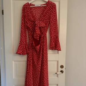 Så fin röd klänning från Adoore som tyvärr aldrig kommit till användning så den är precis som ny❤️ Köpt frör 1495kr. 