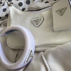 Prada diadem & handväska - Hej! Säljer mitt fina prada diadem & handväska. Aldrig använda. 