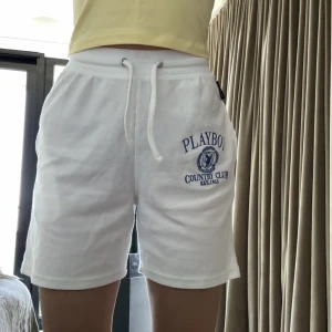 White sweatshorts  - Sweatshorts från misguided från the Playboy collection. Skriv till mig om intresserad. 