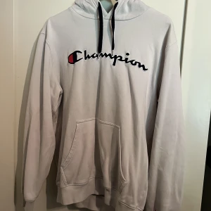 Champion hoodie  - Flitigt använd hoodie från Champion i storlek M, bra skick 
