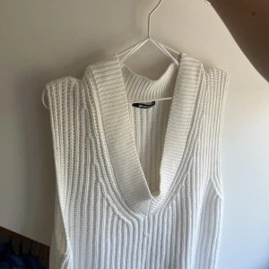 Stickad väst  - Stickad väst från Gina tricot. Köpt i vintras för 300kr! Storlek M. Köparen står för frakten🥰