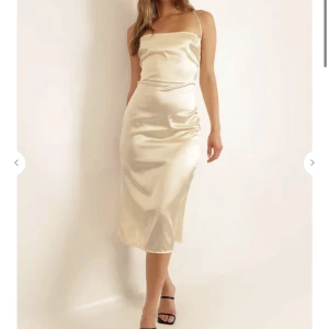 Klänning  - Endast provad, prislapp kvar. Köptes till nyår men kom försent Champagne färgad  