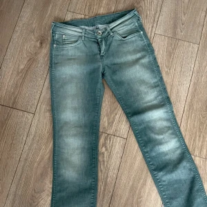Gröna vintage wrangler jeans - Wrangler jeans. Lågmidjade. Straight modell, superfin mörk grön tintad wash! Storlek 34, xs. Modellen på bilden är 163. Fint skick. Säljs pga för små. 