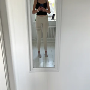 Träningsbyxor  - Säljer mina vackra ribbade Stronger tights i storlek XS/S i färgen beige. De är högmidjade men går lätt att vika ner. Köpt för några år sedan för 699kr. Tightsen är inte använda nån gång utan är bara provade. Skriv för fler frågor💕🤍 