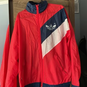 Jacka - Vintage tunn jacka från adidas. Fint skick förutom trycket. S men är väldigt stor i storleken.