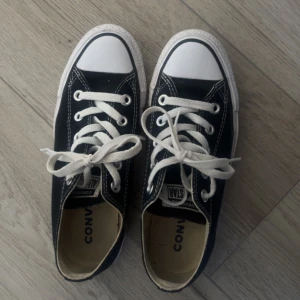 Låga Converse svart - Bra skick. Är storlek 36 men är som 36/37. Säljer då det ej kommer till användning. Köparen får stå för frakten 