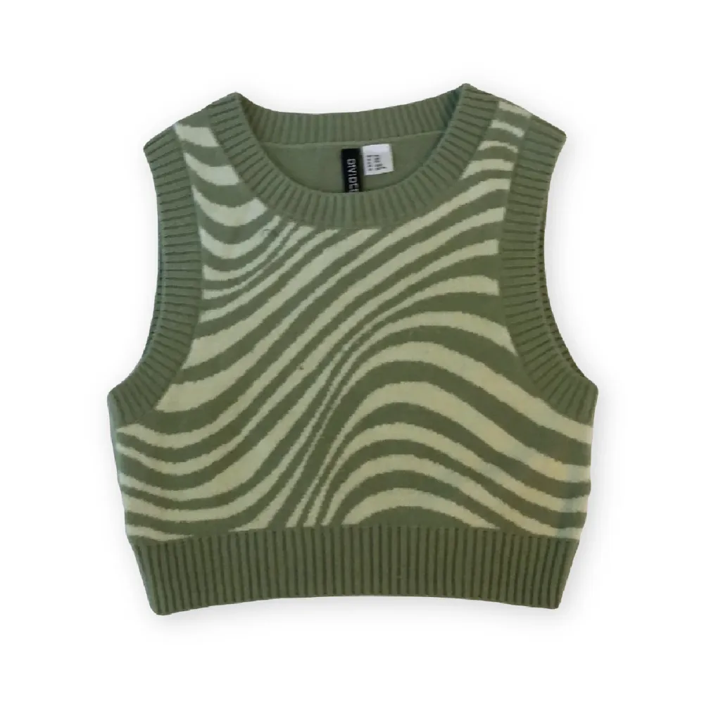 En pullover med zebraliknanade mönster på framsidan och ett mörkare grön baksida. Använd 2-4 gånger. Inga hål eller fläckar.. Tröjor & Koftor.