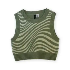En pullover med zebraliknanade mönster på framsidan och ett mörkare grön baksida. Använd 2-4 gånger. Inga hål eller fläckar.
