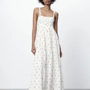 Zara klänning - Säljer denna superfina klänning. Storlek M och är i jättebra skick då jag aldrig har använt den. Spårbar frakt💓