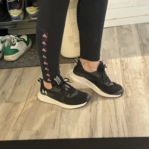 Under Armour träningsskor - jättefina träningsskor från under armour som tyvärr blivit för små för mig :/ finns en liten reva på framsidan av högra skon men inget som märks. storlek 38.5 men passar mer en 38. nypris 685kr