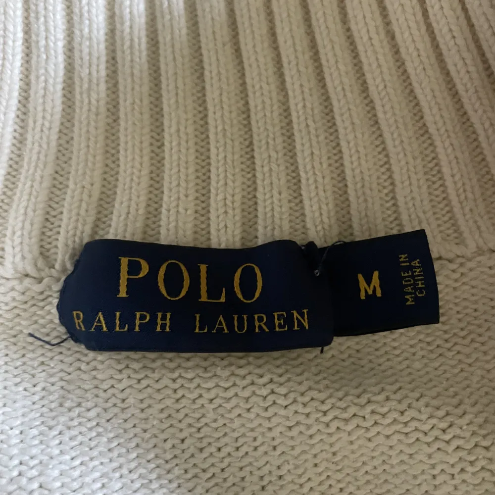Tja! Säljer nu min Ralph Lauren half zip. Den är i okej  skick bara ganska nopprig och perfekt nu till sommaren. Storlek M. Skriv vid funderingar eller frågor 😊. Tröjor & Koftor.