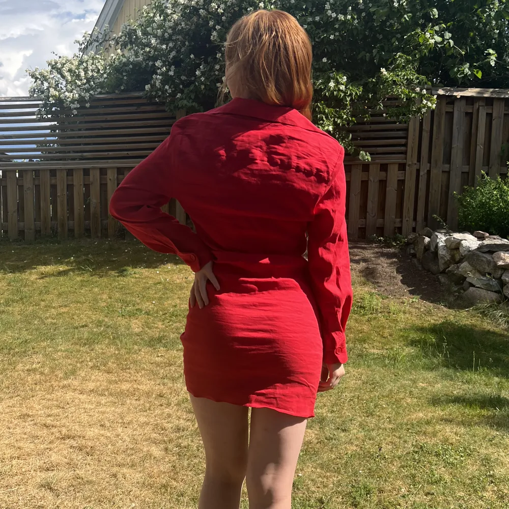 Superbekväm och snygg röd klänning i storlek S från Zara. Endast använd 1 gång! . Klänningar.