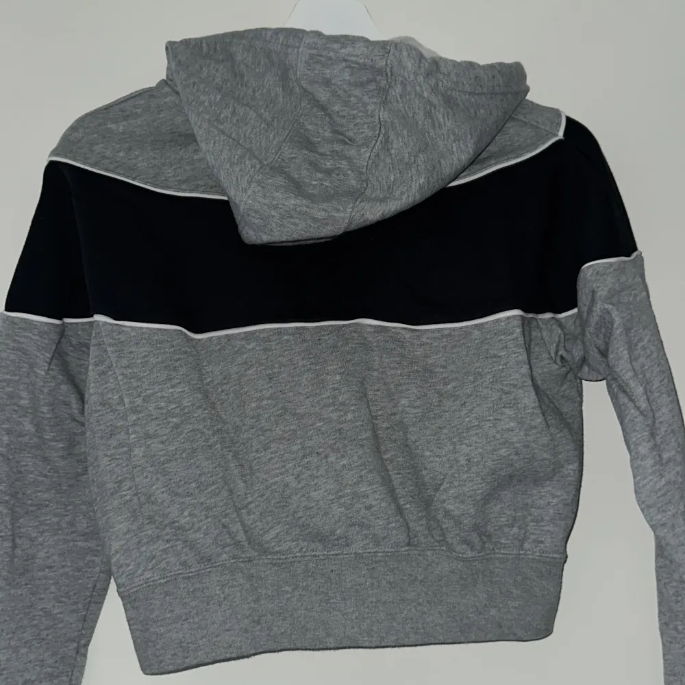Snygg croppad Nike hoodie, använd över träningskläderna eller till vardags. Köpt på JD sports, väldigt fint skick💕. Hoodies.