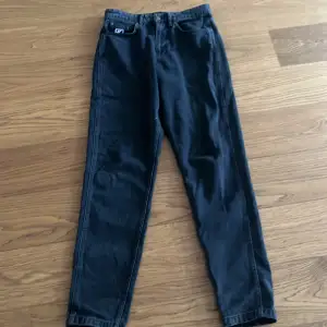 Svarta regular fit jeans med midjemått mått 80 cm och längd 105 cm. Skick 9/10 använda ett få tal gånger. Märke Karl Kani.