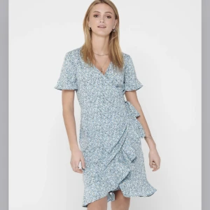 Blå blommig klänning  - Det går att spänna till med band runt midjan och få den att passa dig perfekt. Nyskick och använd ett fåtal gånger💕 pris kan diskuteras 