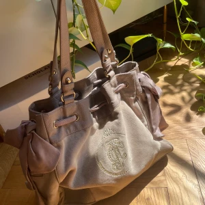 Juicy Couture väska  - Jättefin JC väska som inte får den kärlek den förtjänar! Några år på nacken, vilket kan synas på lädret (se bild 1&2) 
