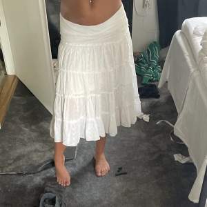 Fin vit vit sommar kjol. Egentligen high waist men viker alltid ned den som på bilden. Säljer pga att jag har en liknande. 