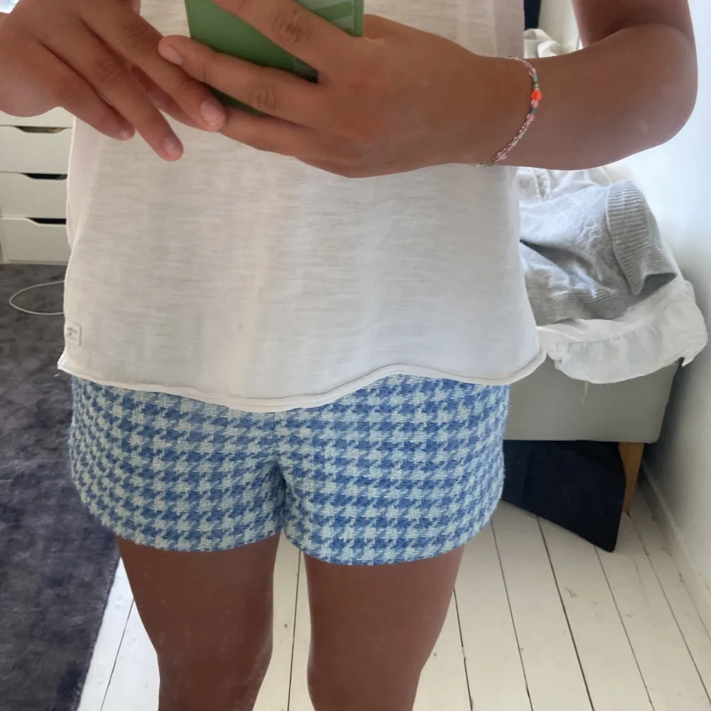 Sommar shorts från zara u storlek xs, dom är ganska högmidjade men har man en lite längre tröja syns de inte!❤️. Shorts.