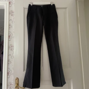 Kostymbyxor - Säljer dessa low waist kostymbyxor från bikbok, nyskick då de endast är använda 1 gång💕