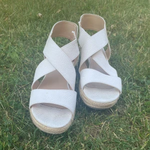 Fina sommar skor👠 - Ett par vita skor/klackar. Klacken är ca 5cm hög. Vita med ormliknande mönster. Har en nagellacks fläck back på ena skon. Annars ett bra skick.Höra av dig om du vill ha mer bilder. Säljs då dom är för små.🩷