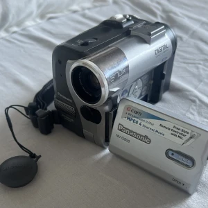 Videokamera - Videokamera säljes nu pga kommer ej till användning. Fungerar super bra. Sladdar + batteri+batteriladdare ingår. Minneskort ingår ej.  Funkar med 512 MB SD kort. 