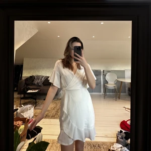 Klänning - Vit klänning som inte används längre.