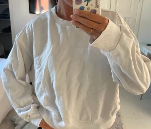 Sweatshirt  - Superfin vit lite tunnare sweatshirt från hm. Använd men ändå i väldigt bra skick.