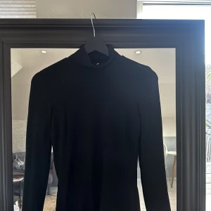 Polotröja - Enkel svart polotröja utan skador. Har för många lika dana😅