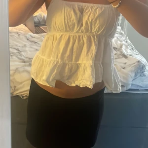 Vit topp - Säljer denna vita topp i storlek xs/s💕