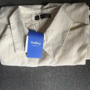Beställde fel storlek från Sellpy. Har ej använt skjortan och den ser som ny ut. 