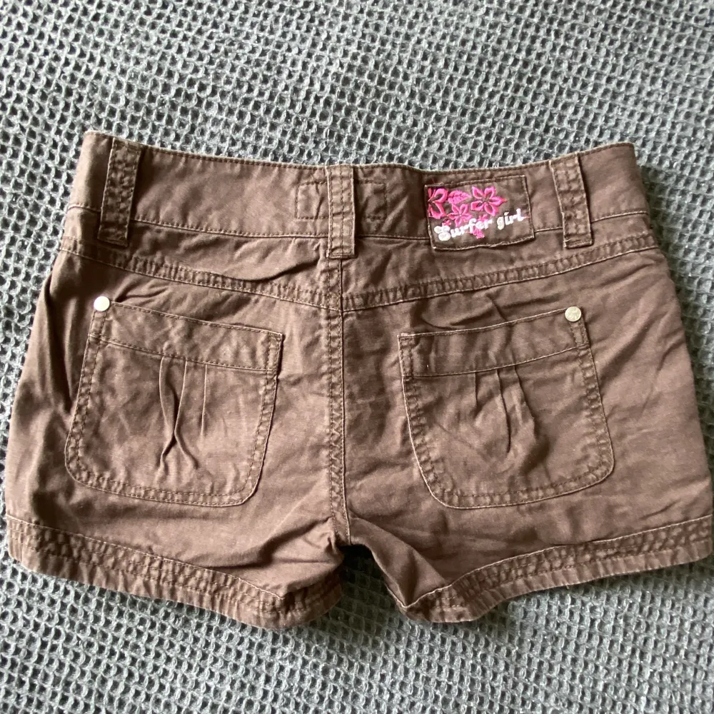 Vintage short, i go skick! Köpt för många års sedan. Inga skador eller liknande. Storlek 152, men passar mig som är en XS-S.. Shorts.