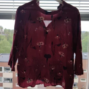 Fin sommar tröja  - Det är en fin töja som passar jätte bra under vår,sommar och hösten. Den är lite för stor för mig så därför säljer jag den. Den är använd. Har inga defekter. Hör av er om ni har frågor💕 (nypriss 650)