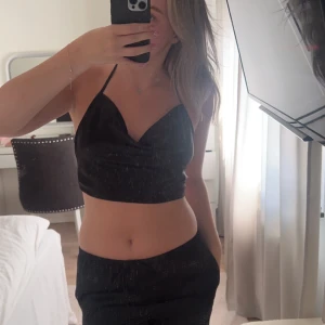 Fest topp - Satin fest topp, som tyvärr inte kommer till användning. Knytningen där bak går att variera!💖