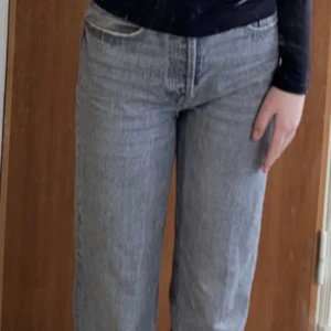 zara jeans - jeans från zara i storlek 34, bra skick använda men inte något som syns. Säljer för storleken nu är för liten🥰