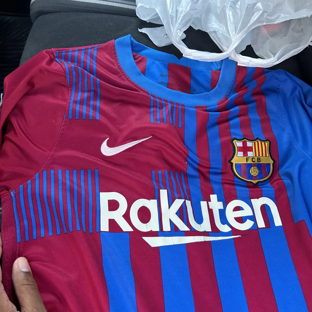 Barcelona tröja i bra skick. Passar som S/M. T-shirts.