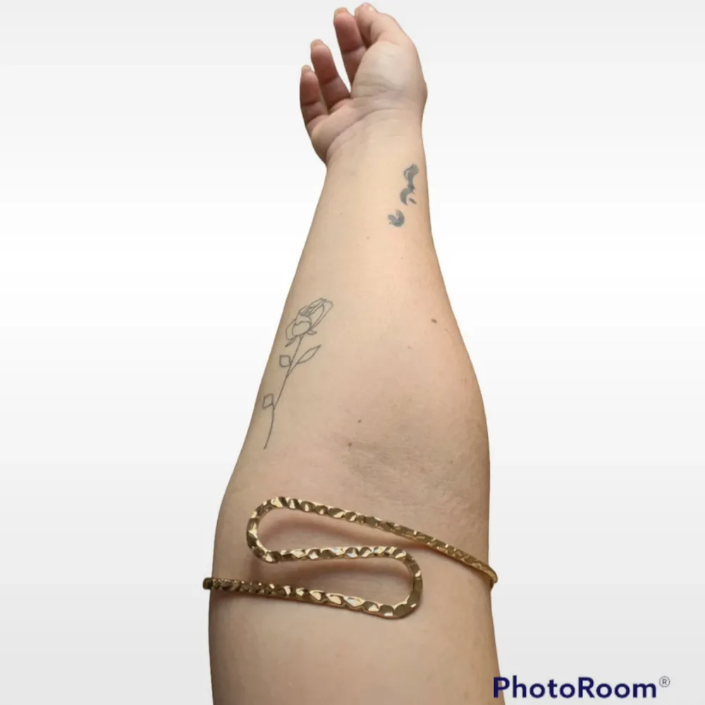 💛Mycket snyggt arm cuff  💛kan användas på olika stil 💛 Flera bilder/frågor skriv till mig  💛 Köpte från secondhand butik . Accessoarer.