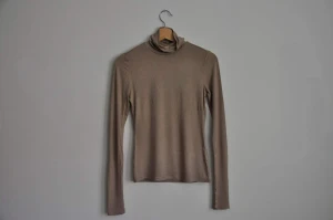 Beige polotröja - Pris efter överenskommelse, mängdrabatt kan ges. En stramt åtsittande och stilren polotröja