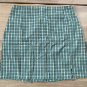 Grönmönstrad kjol - Fin mönstrad kjol i storlek S, har en dragkedja på baksidan som inte syns när den är uppzipad. Kom privat vid frågor 💞