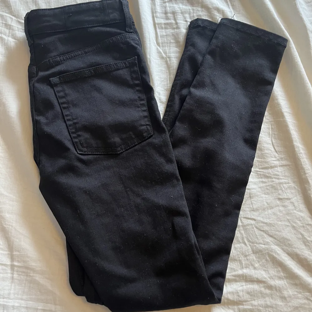 Svarta jeans från märket Karve. Stretchigt, tunnare tyg. Väldigt liten medium, så snarare S i strl. Hög midja.. Jeans & Byxor.