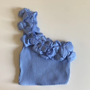 Sommartopp  - Super söt somrig topp fråga Zara. Helt oanvänd i storlek M man är ganska liten i storleken🦋 