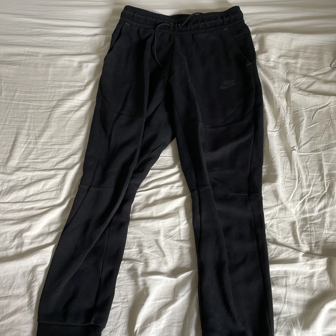 Svarta Nike tech fleece byxor 