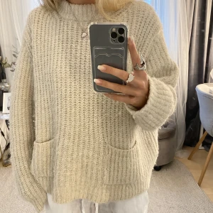 Stickad tröja  - Stickad beige tröja med fickor framtill💘super cool och skön, passar till allt!