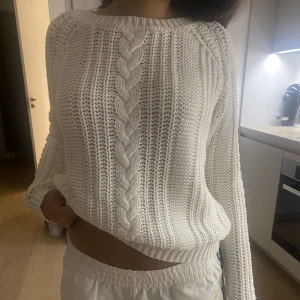 Stickad tröja - Stickad tröja. Inga skador. Perfekt till sommarkvällar🌸