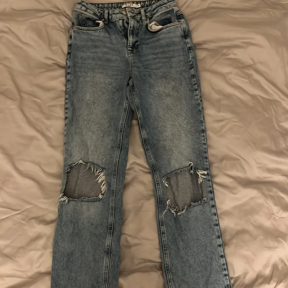 Jeans från NA-KD i bra skick. Betalas med Swish, frakten ingår inte i priset💕. Farkut & Housut.