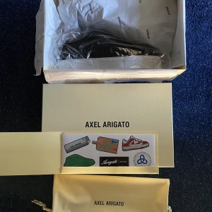 Clean 360 Laceless Sneakers Black (Mocha) - Säljer flera par Clean 360 Laceless Sneakers Black (Mocha) från Axel Arigatos hemsida. Inte ett fingeravtryck på sig.  Allting som medföljer - Skor - Låda till skorna - Påse till skorna - Tack-kort med klistermärken. Storlekar mellan 43-47. KVITTO FINNS!