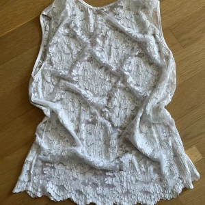 Vintage spetslinne - Märke okänd då den är köpt second hand. Uppskattad storlek medium