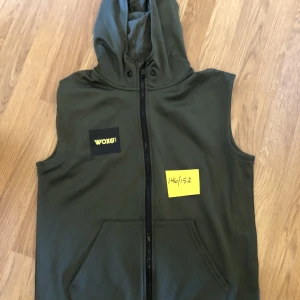 Väst (tunn tröja)  - En väst i tröjmodell. Aldrig använd men tvättad en gång.   