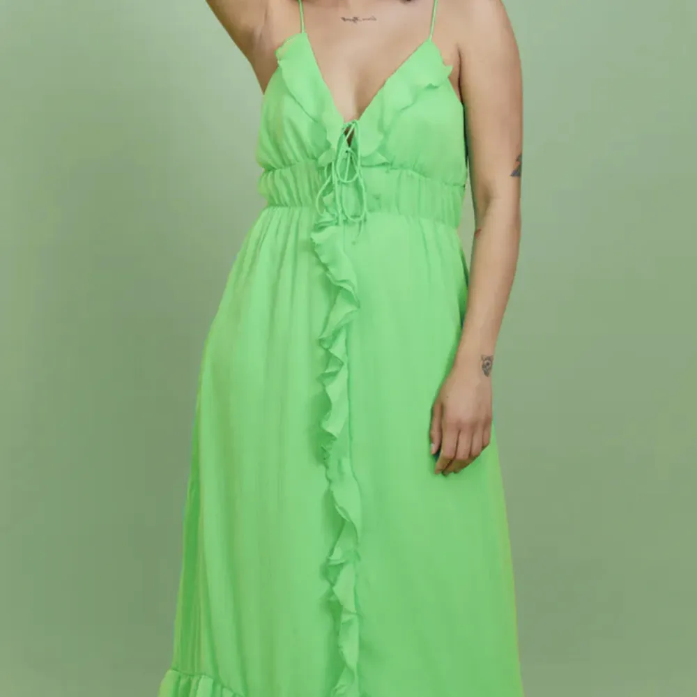 Grön klänning, köpt från Gina tricot för 500kr. Använd 1 gång. . Klänningar.